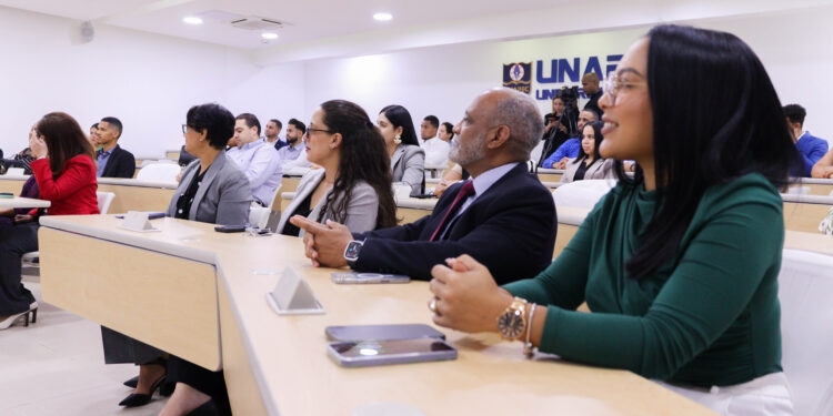 Universidad APEC y APAP culminan primera cohorte del Programa de Formación Continua SOMOS APAP