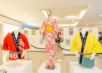 Presentan exhibición de calendarios del Japón 2025 y trajes tradicionales