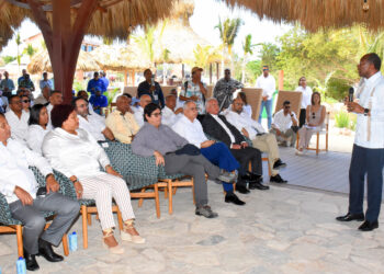 MITUR, FAO y entidades del agro exponen a agricultores ante desafíos de producción en proyecto turístico de Pedernales