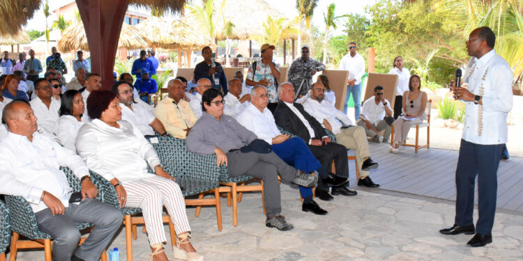 MITUR, FAO y entidades del agro exponen a agricultores ante desafíos de producción en proyecto turístico de Pedernales