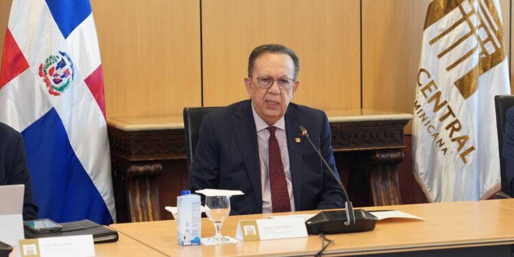 Gobernador Valdez Albizu recibió a un ‘Staff Visit’ del FMI para evaluar el desempeño económico de RD