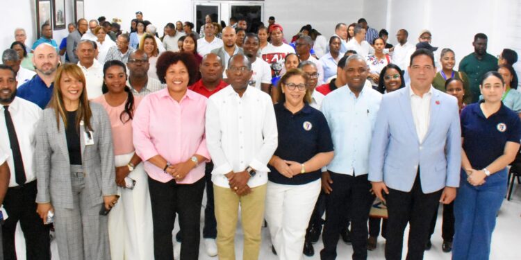 MITUR e instituciones estatales presentan oportunidades de programa emprendedores y mipymes de Pedernales