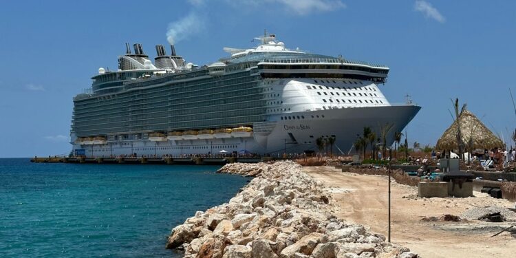 Pedernales recibe uno de los cruceros más grande del mundo con más de 8,600 personas a bordo