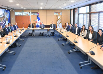 Valdez Albizu se reunió con los ejecutivos de la Cámara Dominicana del Mercado de Capitales