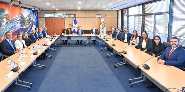 Valdez Albizu se reunió con los ejecutivos de la Cámara Dominicana del Mercado de Capitales
