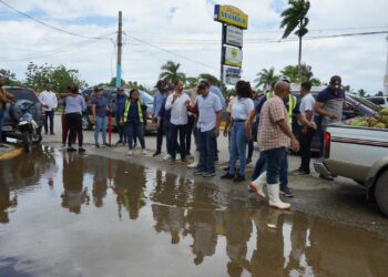 Gobierno reafirma su compromiso con los más vulnerables tras visita del senador Carlos Gómez y Yadira Henríquez a zonas afectadas en Espaillat.
