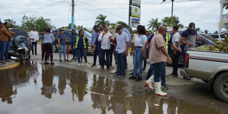 Gobierno reafirma su compromiso con los más vulnerables tras visita del senador Carlos Gómez y Yadira Henríquez a zonas afectadas en Espaillat.
