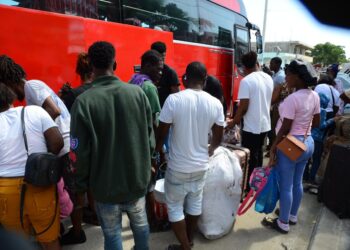 600 haitianos y sus familias retornan a su país forzados por las presiones de las autoridades migratorias