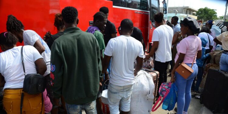 600 haitianos y sus familias retornan a su país forzados por las presiones de las autoridades migratorias