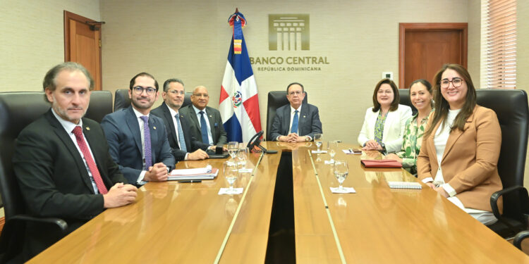 Gobernador Valdez Albizu se reunió con la Sra. Carolina Juan, encargada de Banca Corporativa del Citi Bank