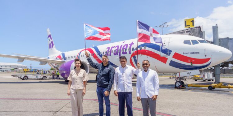 Ministro Collado le da salida al primer vuelo de Arajet a Puerto Rico