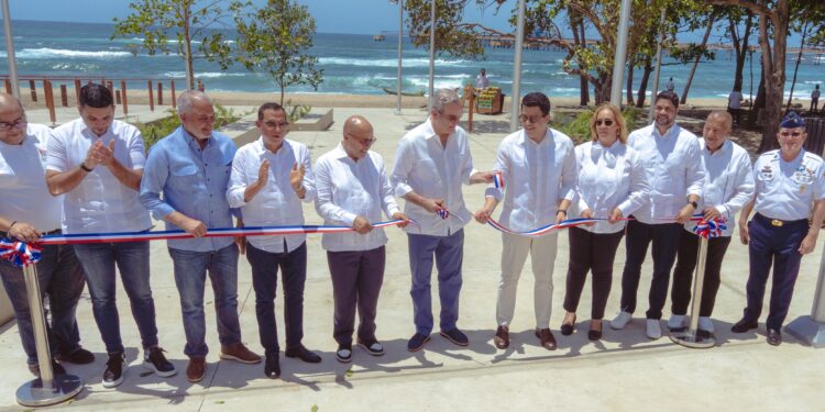 Presidente Abinader y ministro Collado inauguran malecón de Haina