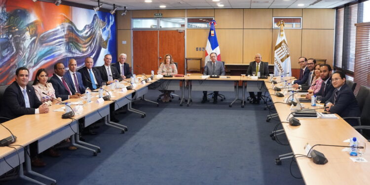 Gobernador Valdez Albizu se reúne con la junta directiva de la Asociación de Inversión Extranjera