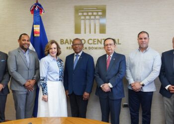 Gobernador Valdez Albizu recibe a la directiva CODIA para analizar la economía dominicana y sus perspectivas