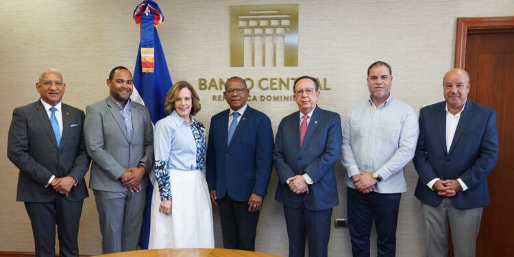 Gobernador Valdez Albizu recibe a la directiva CODIA para analizar la economía dominicana y sus perspectivas