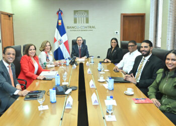 Gobernador Valdez Albizu se reúne con la viceministra del MIREX, Celinés Toribio