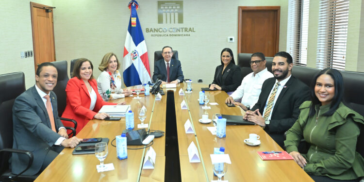 Gobernador Valdez Albizu se reúne con la viceministra del MIREX, Celinés Toribio