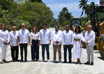 Ministro Collado deja iniciados trabajos reconstrucción vía acceso playa Teco, Puerto Plata