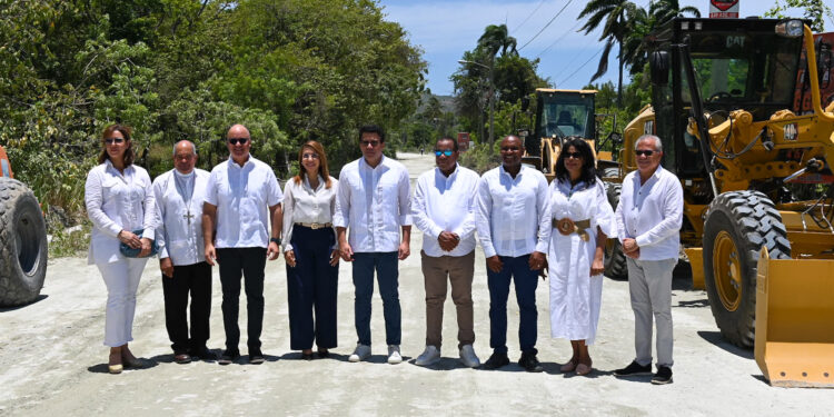 Ministro Collado deja iniciados trabajos reconstrucción vía acceso playa Teco, Puerto Plata
