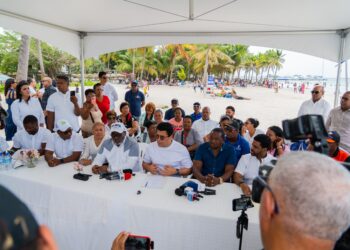 Ministro Collado firma acuerdo para la intervención de la playa y malecón de Boca Chica