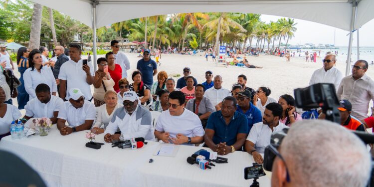 Ministro Collado firma acuerdo para la intervención de la playa y malecón de Boca Chica