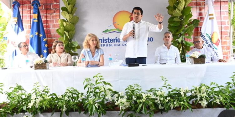 Ministro de Turismo deja iniciadas las obras del Programa de Mejoramiento de Viviendas en Ciudad Colonial.