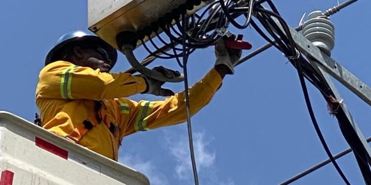 Edeeste continúa desmantelando conexiones ilegales en sectores del Distrito Nacional y SDE