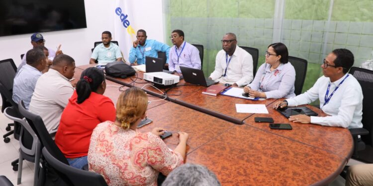 Edeeste se reúne con comunitarios de Brisas del Este para fortalecer vínculos de colaboración a favor de mejorar el servicio en la zona