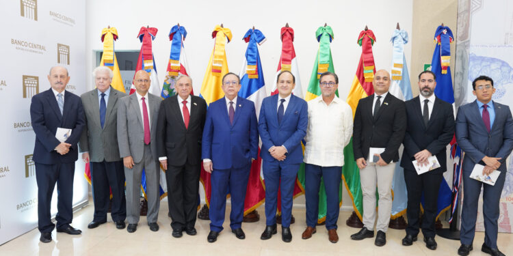 3- Héctor Valdez Albizu junto a delegación Embajadores invitados
