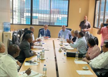 Ministro de Trabajo escucha demandas del sector sindical en visita a la CNTD