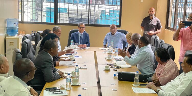 Ministro de Trabajo escucha demandas del sector sindical en visita a la CNTD