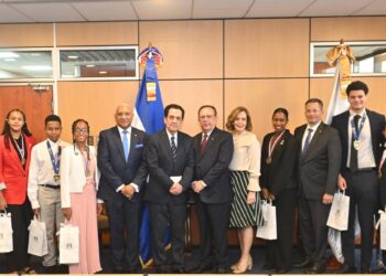 Valdez Albizu recibió la visita de su excelencia, embajador Tony Raful y estudiantes meritorios de origen dominicano en España