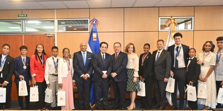 Valdez Albizu recibió la visita de su excelencia, embajador Tony Raful y estudiantes meritorios de origen dominicano en España