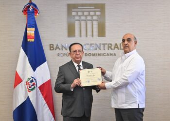 Gobernador Valdez Albizu recibe un reconocimiento del Colegio Dominicano de Periodistas