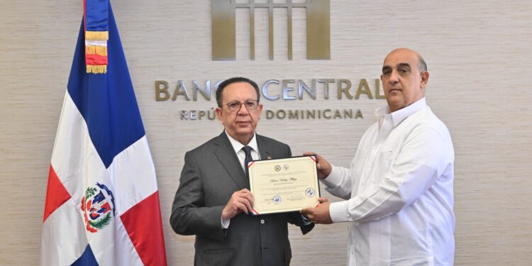 Gobernador Valdez Albizu recibe un reconocimiento del Colegio Dominicano de Periodistas