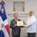 Gobernador Valdez Albizu recibe un reconocimiento del Colegio Dominicano de Periodistas