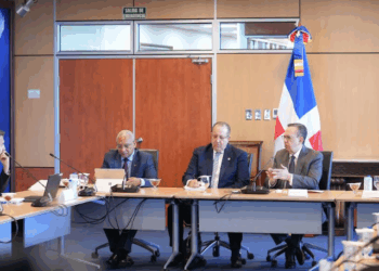 Gobernador Valdez Albizu y ministro Magín Díaz se reúnen con la misión del Artículo IV del FMI