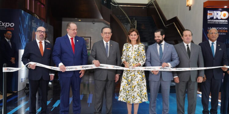 SIMV y CADOMCA reconocen al gobernador Valdez Albizu por el surgimiento y desarrollo del mercado de valores en RD