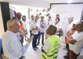 Edeeste y representantes del Banco Mundial recorren proyecto de rehabilitación de redes en Los Guaricanos