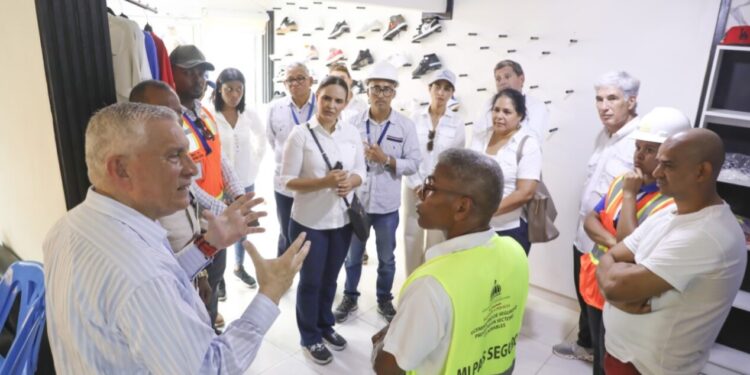 Edeeste y representantes del Banco Mundial recorren proyecto de rehabilitación de redes en Los Guaricanos