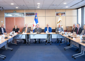 Valdez Albizu y Magín Diaz reciben a representantes del GAFILAT y de la Unidad de Análisis Financiero de RD