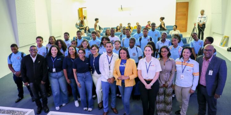 EDES dictan charla sobre eficiencia energética en la Feria del Libro 2025