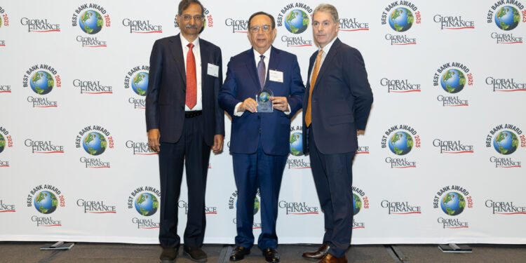 Valdez Albizu obtiene por tercera vez el reconocimiento entre los mejores gobernadores de bancos centrales del mundo