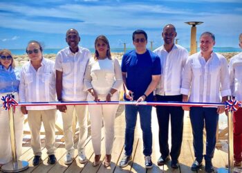 Collado entrega modernizado muelle en Caleta, La Romana.