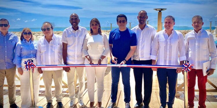 Collado entrega modernizado muelle en Caleta, La Romana.