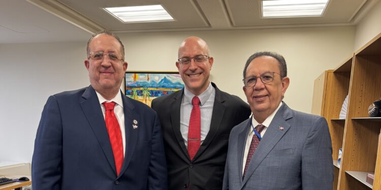 Gobernador Valdez Albizu y ministro Magín Díaz se reúnen con el director ejecutivo del FMI, André Roncaglia