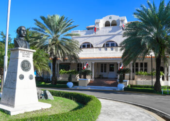 Denuncian competencia desleal y violación diplomática en Consulados Dominicanos por gestión de apostillas