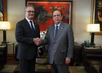 Gobernador Valdez Albizu recibe la visita del presidente del TSE, Ygnacio Pascual Camacho