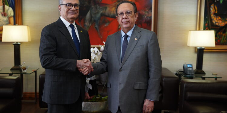 Gobernador Valdez Albizu recibe la visita del presidente del TSE, Ygnacio Pascual Camacho