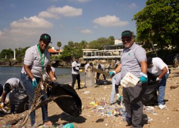 CoopEclof llama a la conciencia ambiental durante jornada de limpieza en Playa Montesino